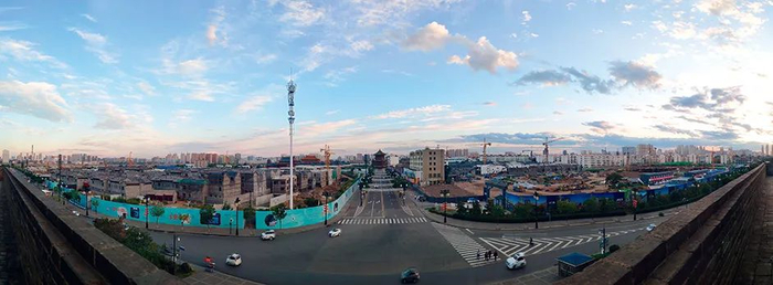  9月8日，大同古城中轴线两侧在施工。摄影/本刊记者 苏杰德