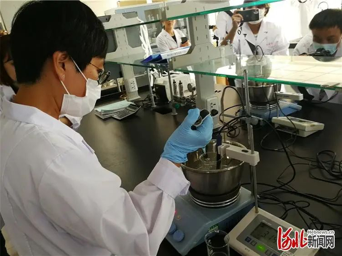 河北常山生化药业股份有限公司研究院实验室内，工作人员正在进行实验。河北日报记者赵泽众摄