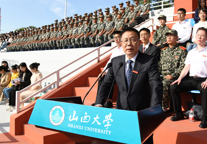▲校长黄桂田给新生上开学第一课