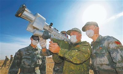 俄方教员向中方参演官兵示范讲解某型防空导弹瞄准射击要领。罗顺裕 摄