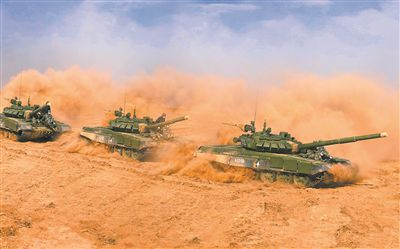 中方参演部队坦克分队开展驾驶训练。罗顺裕 摄