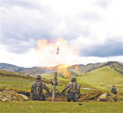 “十佳班长”评选活动激发了班长骨干干事创业的激情。训练场上，第77集团军某旅班长骨干们奋勇争先。闻苏轶 摄