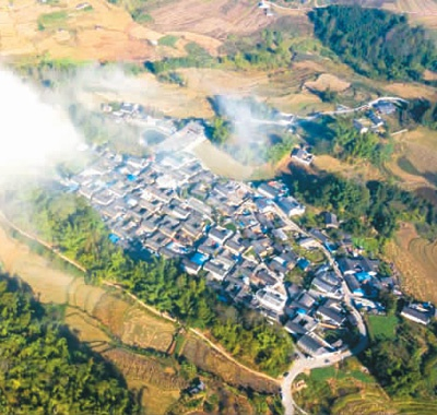鸟瞰五合乡帕连村。　　五合乡文化站供图