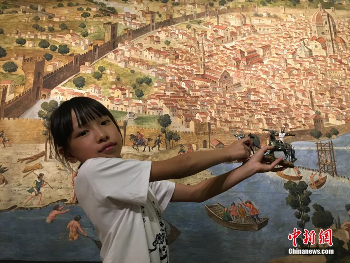 罗东来带着姚果果四处参观。受访者供图