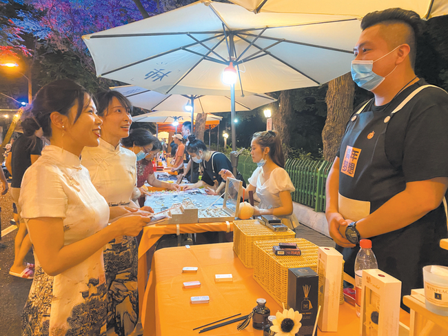 福州农商银行旗袍支行员工走进夜市了解摊主金融服务需求。