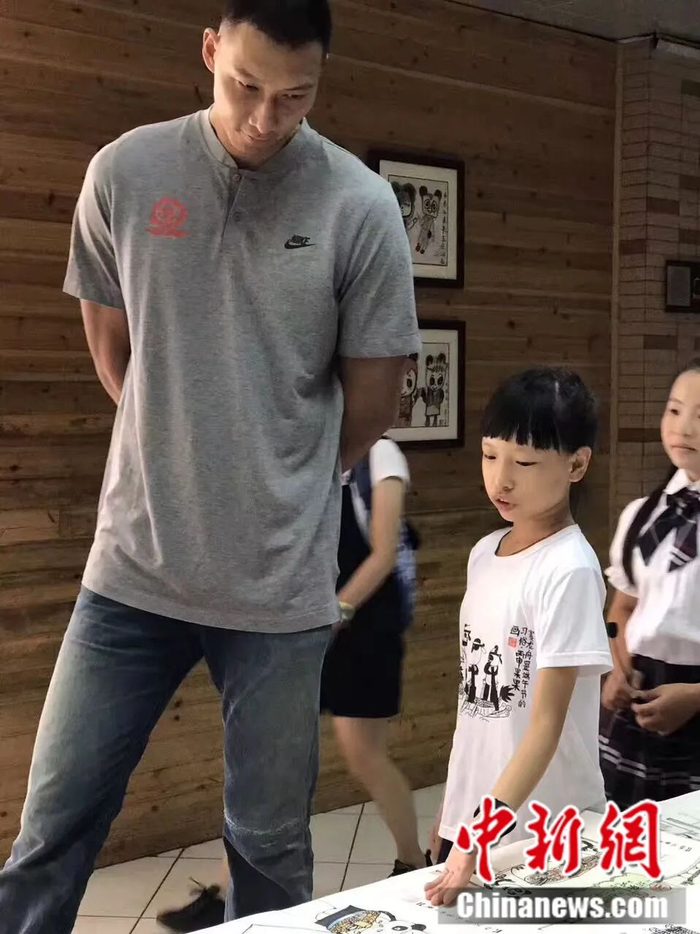 给篮球明星易建联介绍成都。受访者供图