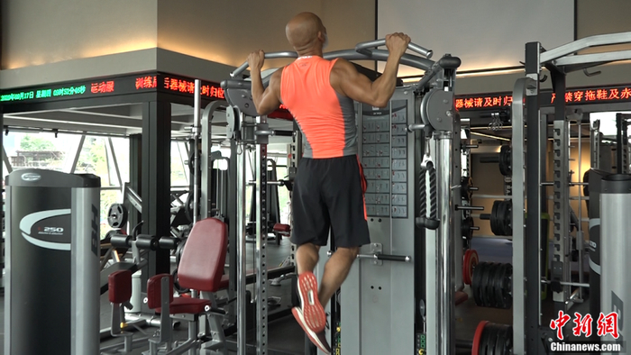 正在做引体向上的徐智林。杨予頔 摄