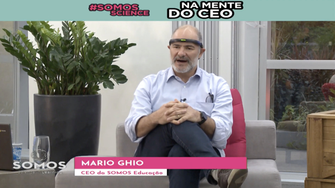 图|Somos首席执行官Mario Ghio佩戴产品进行直播讲解