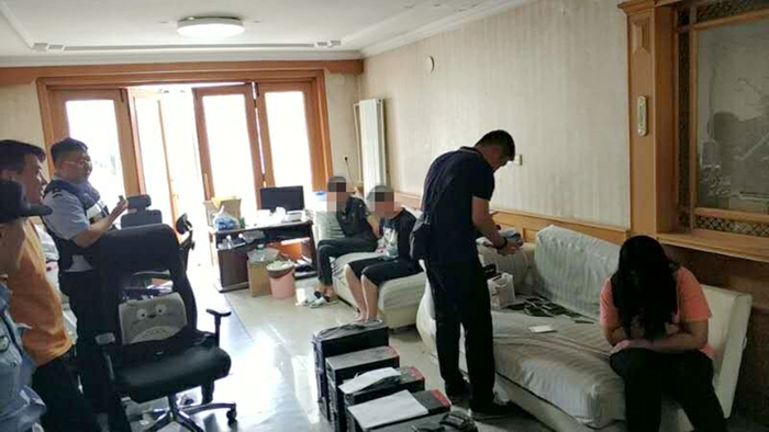 专案组办案人员抓捕现场。 徐州警方供图