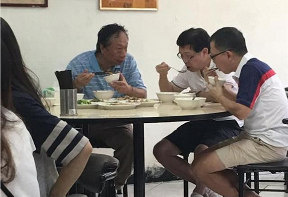 郭台铭与刘扬伟同食牛肉面（左-郭台铭，中-刘扬伟）