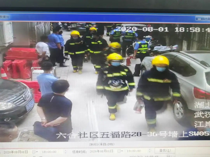 ▲消防员赶到现场