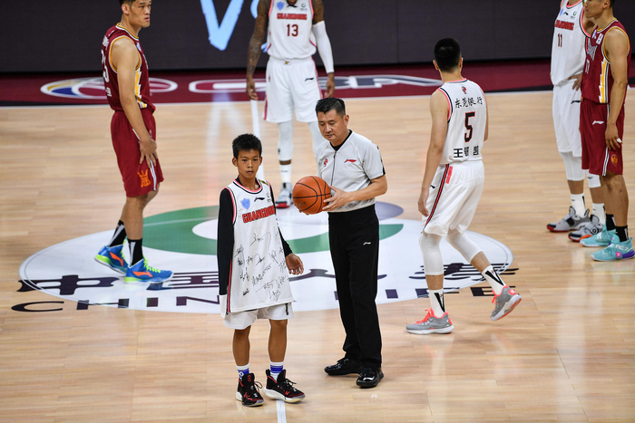  2020年6月20日，19/20赛季CBA联赛复赛首日，张家城出席广东队与山西队比赛的跳球仪式。图据IC Photo