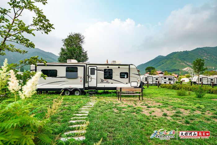 海坨山谷的房车。资料图