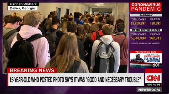 美国两名高中生在社交媒体上分享学校“拥挤的走廊”。（CNN报道截图）