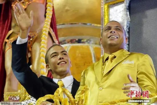 资料图：当地时间2014年3月1日，巴西里约热内卢，巴西狂欢节大巡游。前足球巨星罗纳尔多和自己的儿子罗纳德（左）一起为世界杯宣传预热。