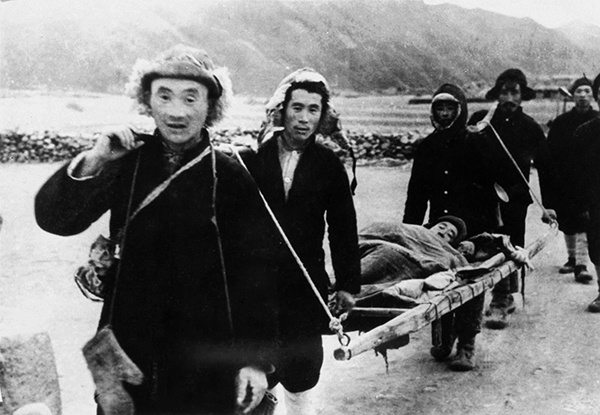 图为抗美援朝担架队运送伤员的情景。（抗美援朝纪念馆供图）