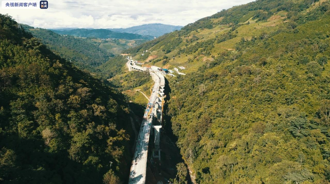  据了解，思澜高速公路全长141.61公里，共有桥梁单幅284座，隧道单幅56座。连接普洱市