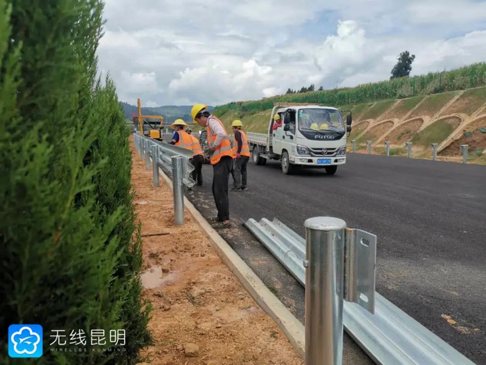  工人正在安装波形护栏