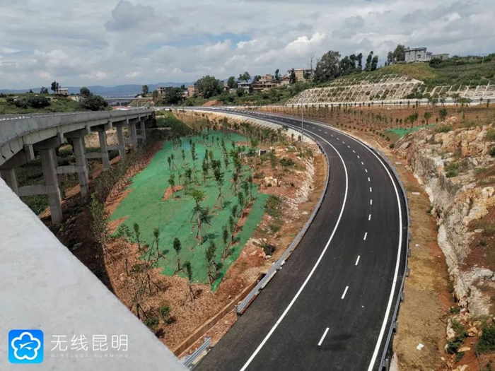  宜石高速终点——宜石高速石林南互通立交路面沥青铺设、划线已完成