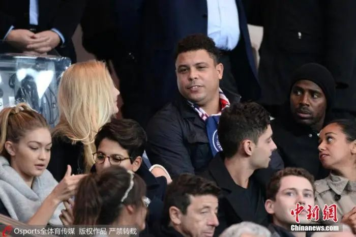 资料图：2015-16赛季法甲联赛第9轮，巴黎圣日尔曼主场迎战马赛的比赛中，大罗、蕾哈娜以及超模Kendall等人现身观众席。图片来源：Osports全体育图片社