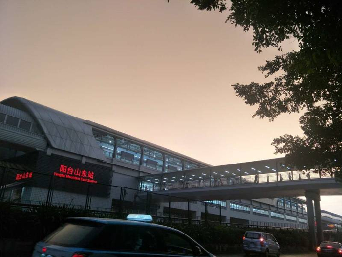 下午6点半地铁六号线阳台山东站 张慧敏摄