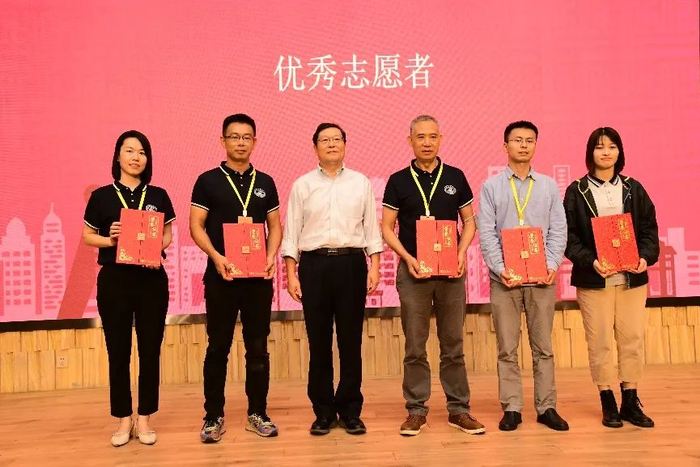 图为受表彰的集体与个人