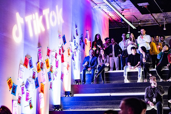 　TikTok美国洛杉矶新总部位于洛杉矶卡尔弗城，整体空间充满色彩、活力，体现了TikTok有趣而愉悦的个性。图为公司员工在洛杉矶总部的合影。（图片来源：GA环球建筑）