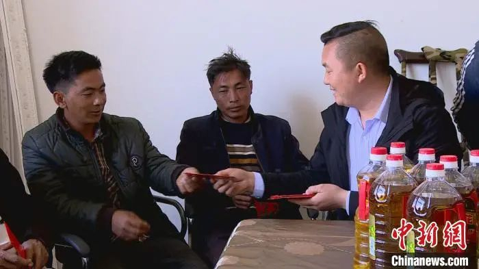 给建档立卡贫困户分红。舒发军供图