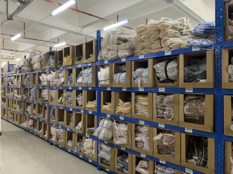 ▲冯鹤的合作工厂仓库。李淼 摄