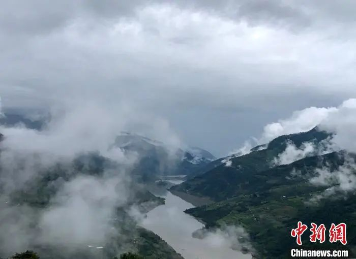 他希望大凉山里的日子和景色一样美。　王祖敏 摄