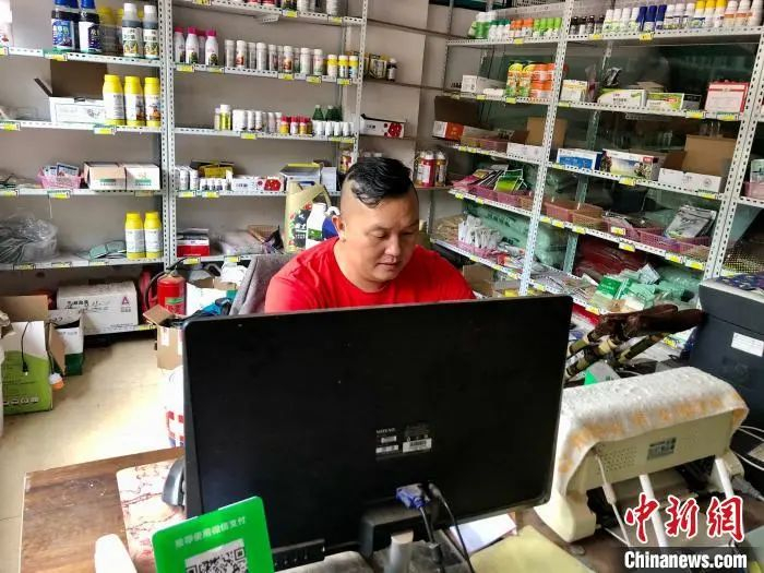 合作社的“小卖部”也是他的“办公室”。　王祖敏 摄