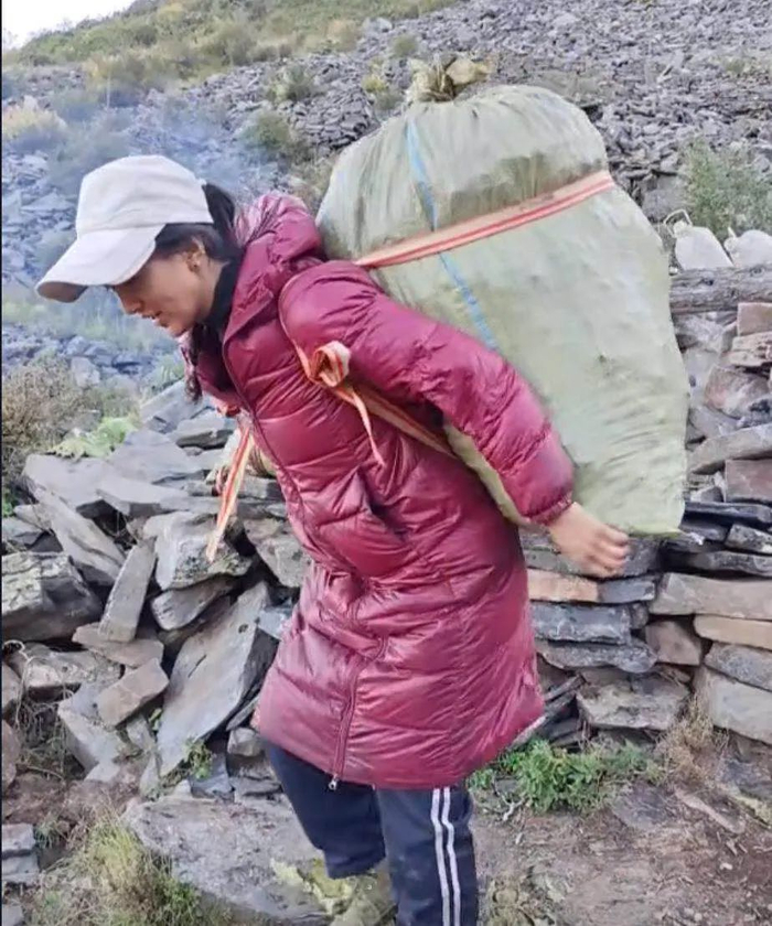 ·拉姆背着大包下山。