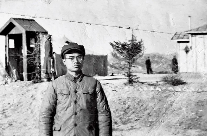  杨冠群在朝鲜板门店停战谈判会议室门前。图/受访者提供