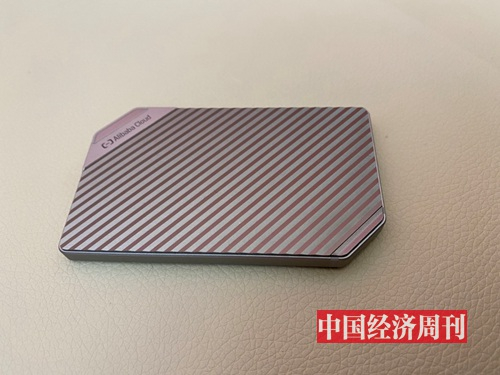 阿里云“云电脑”C-Key只有名片夹大小（《中国经济周刊》记者 孙冰 摄）