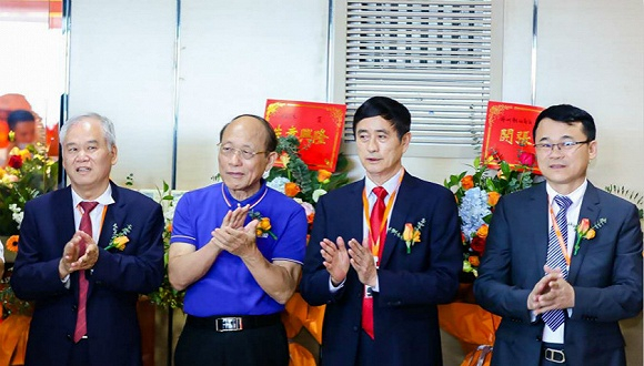 左三为创始人王再兴。图片来源：粤港湾控股