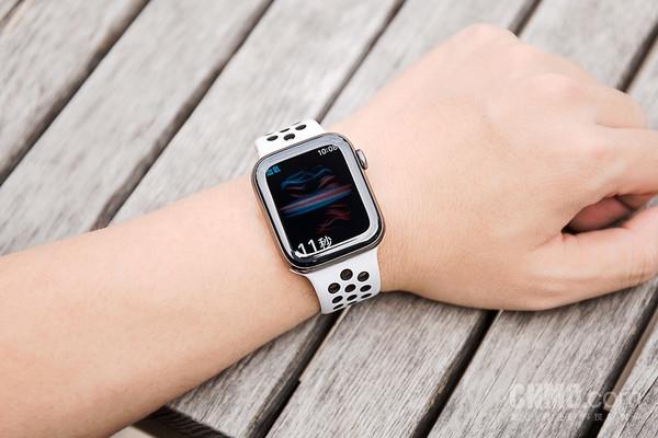 Apple Watch Series 6/SE评测：补齐短板、给全家人都买一块吧_手机新浪网