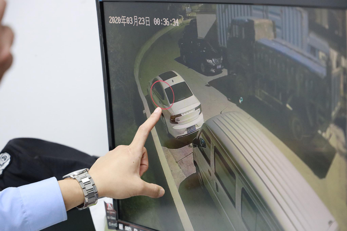 凭借惊人的毅力和眼力，徐佳健利用玻璃破碎前后的反光点差异，精准确定作案时间，协助民警侦破案件