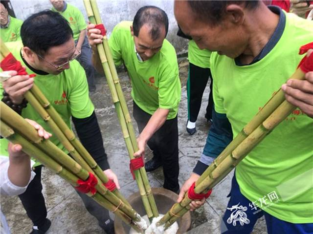 　　打糍粑。华龙网-新重庆客户端记者 陈美西 摄