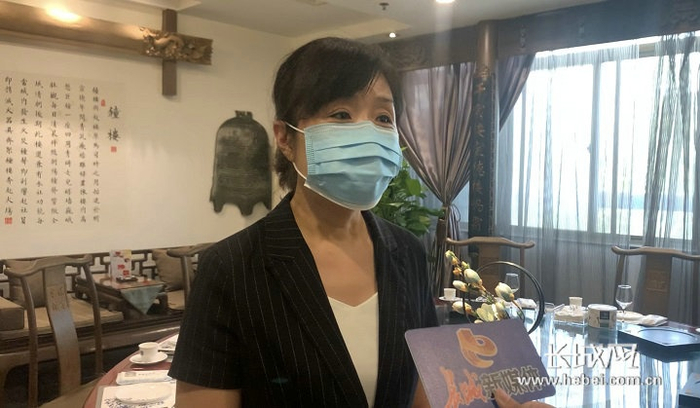保定会馆红旗大街店总经理任亚慧接受记者采访。长城网记者 刘梦妍 摄