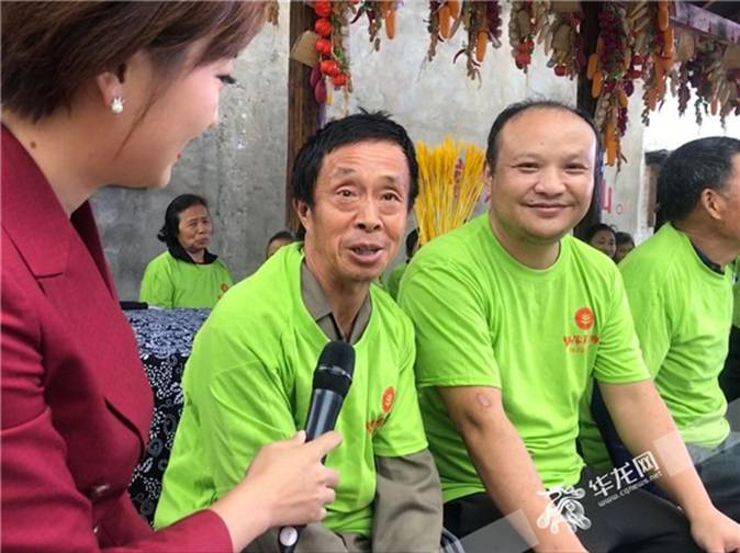 　　村民分享脱贫故事。华龙网-新重庆客户端记者 陈美西 摄