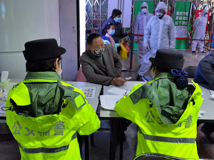 疫情期间，女子辅警队全员上岗，守住了入沪大门