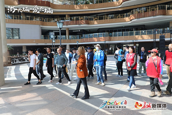 全国新媒体自驾游长城的媒体团记者们来到富龙四季小镇。