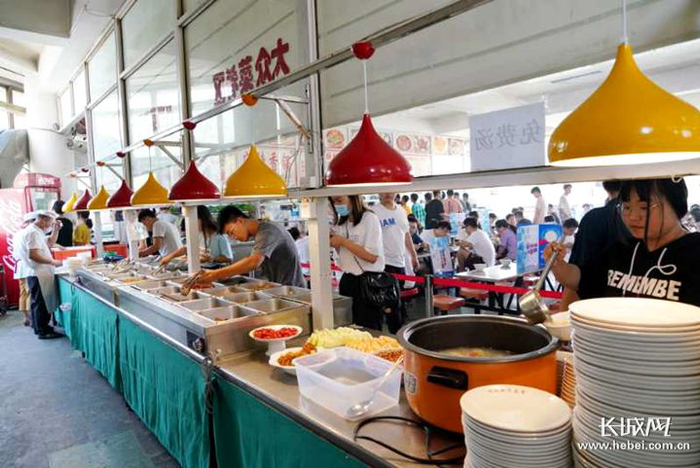 河北地质大学正在打饭的学生。河北地质大学/供图