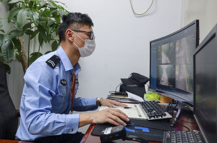  “公安辅警”徐佳健希望凭借自己的努力和成绩，获得参加民警招录考试的机会。