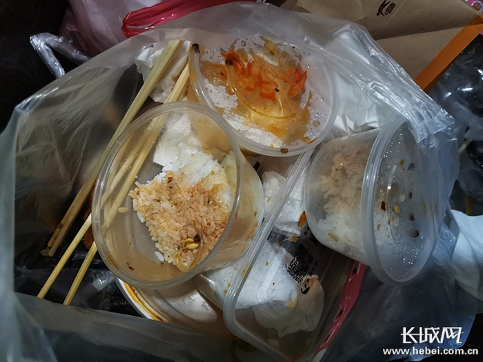 在勒泰写字楼A座8、9、10等楼层的垃圾箱内进行查看，每个垃圾箱都有扔掉的剩饭。长城网记者 周亚彬 摄