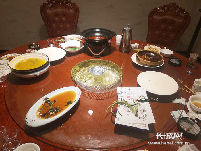 餐厅内客人践行光盘行动。长城网记者 闫思宇 摄