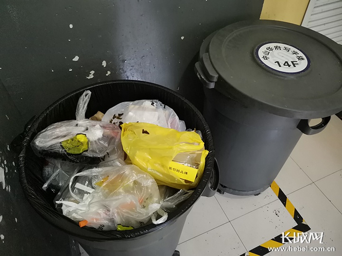 中山公馆A座的垃圾桶内放满了外卖餐盒。长城网记者 周亚彬 摄