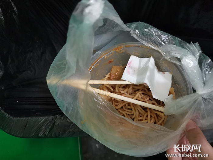 很多餐盒内都有吃剩的食物。长城网记者 周亚彬 摄