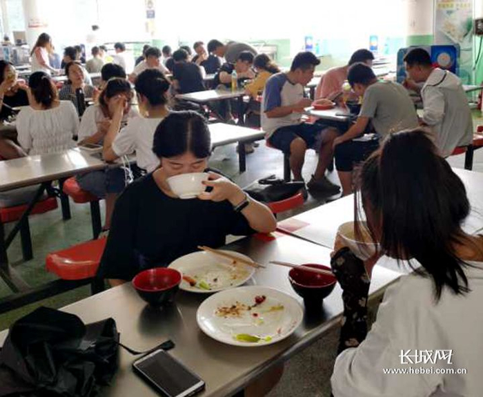 河北地质大学正在吃饭的学生。长城网记者 张晓明 摄