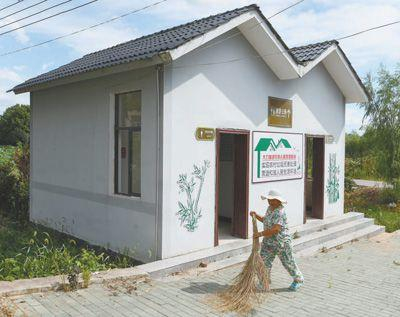 推进农村“厕所革命”，打造美丽乡村。新华社记者 程敏 摄